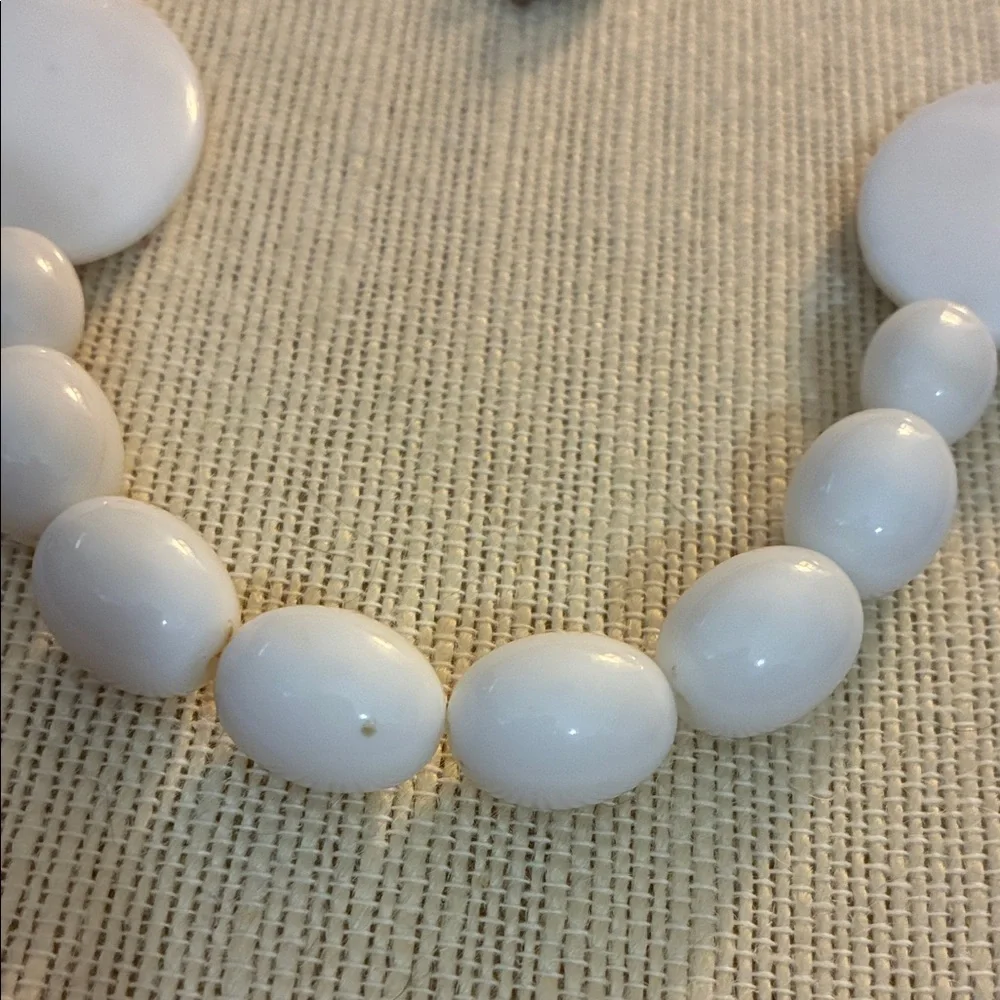 Elegant vintage White Beaded Necklace